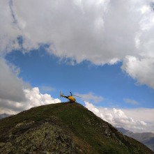 El helicoptero haciendo un avituallamiento en el pico de Comaminyana